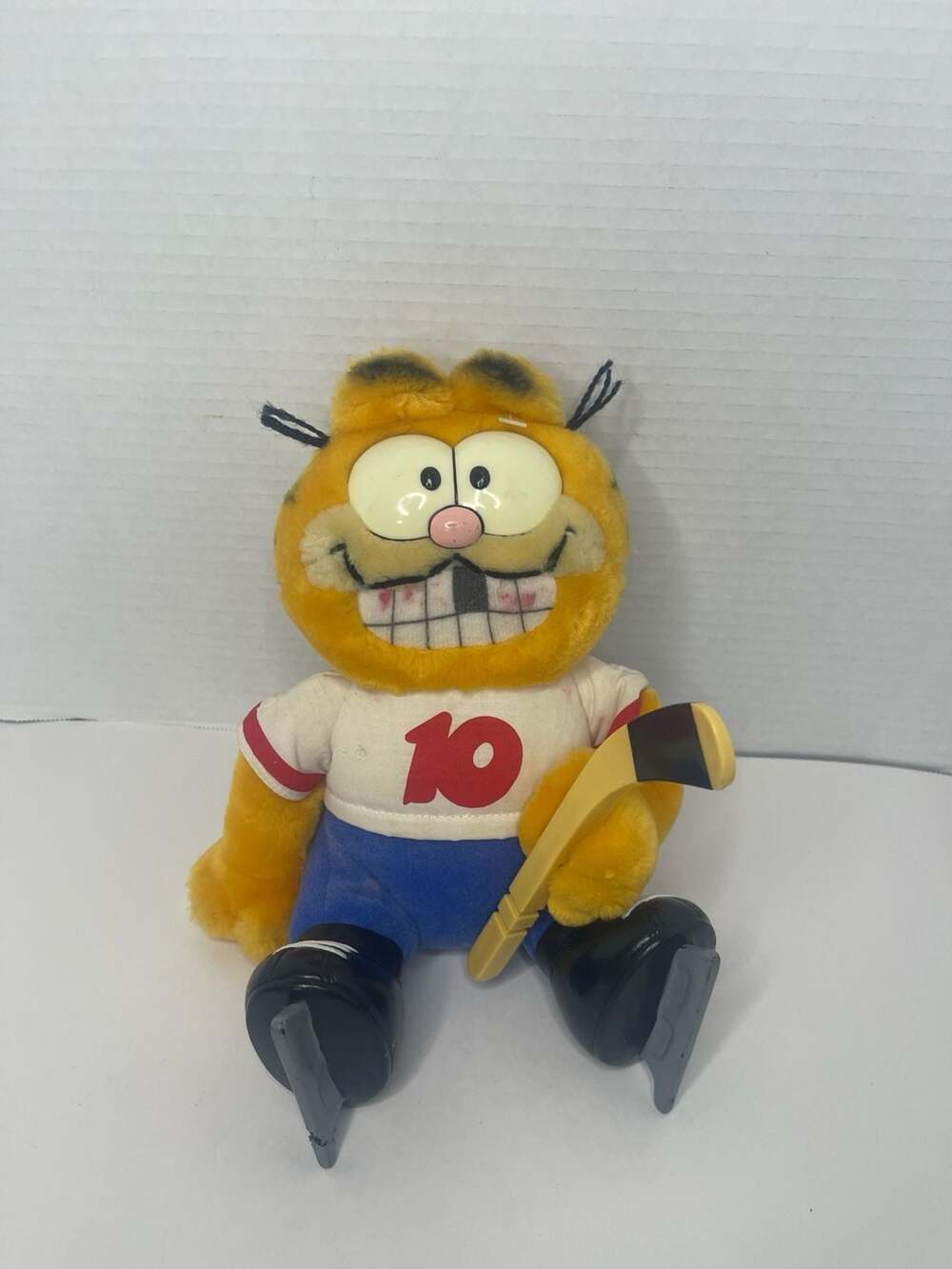 Dakin Garfield Hockey Player Plush Stuffed Animal Vintage 1981